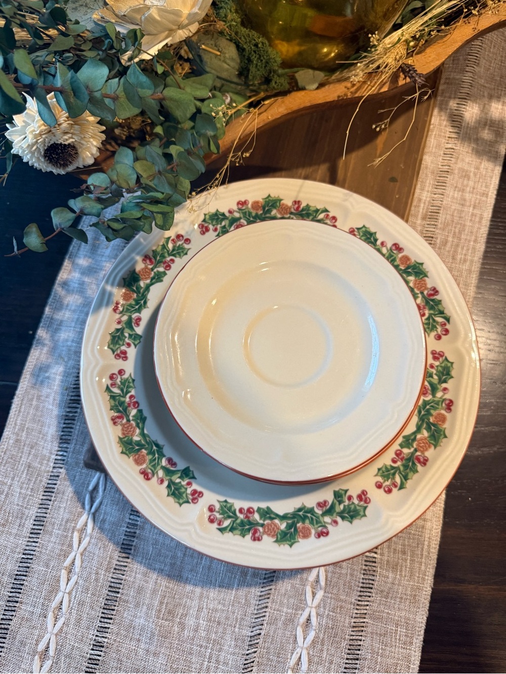 Vintage Sango Stoneware Jingle Bells 4 Dinner Plates  And 4 Saucers (1989)
